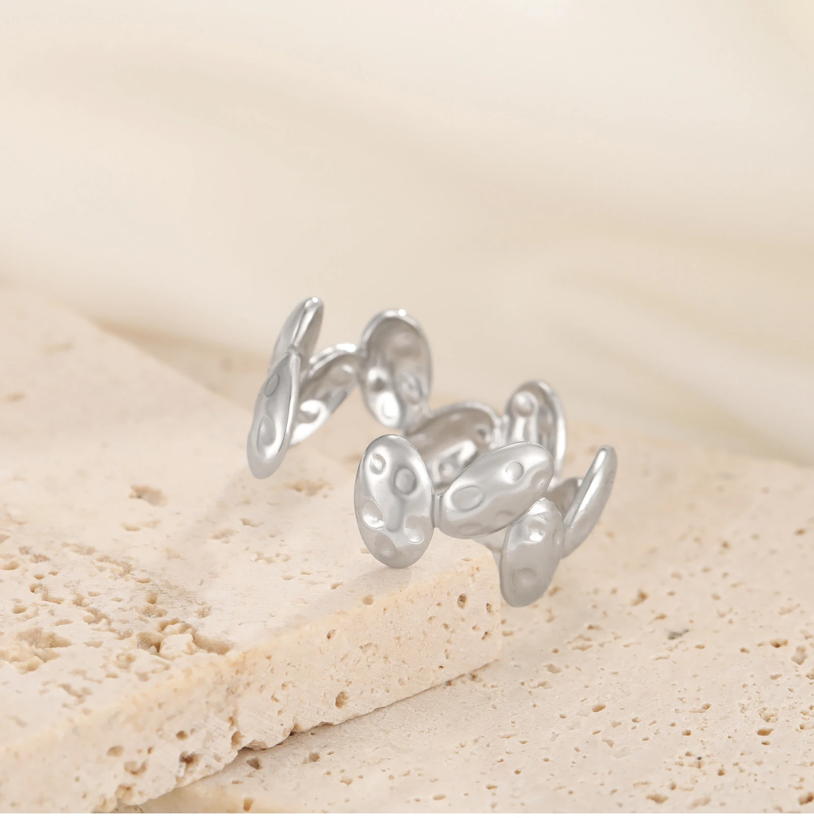 CoolTime Goldfarbene Edelstahl-Damenringe, elliptisch, strukturiert, Wassertropfen-Design, offener Ring, verstellbar, Schmuckgeschenk, Großhandel – Detail 9