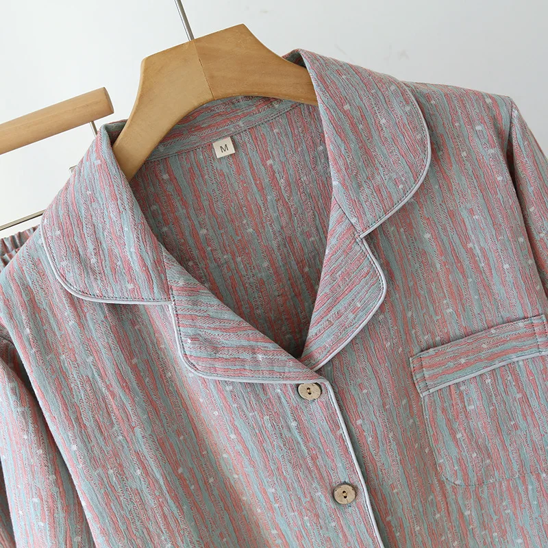 طقم بيجامة جديد للزوجين لربيع وخريف 2025 100% قطن شاش للرجال والنساء ملابس منزلية مخططة بأكمام طويلة طقم مكون من قطعتين