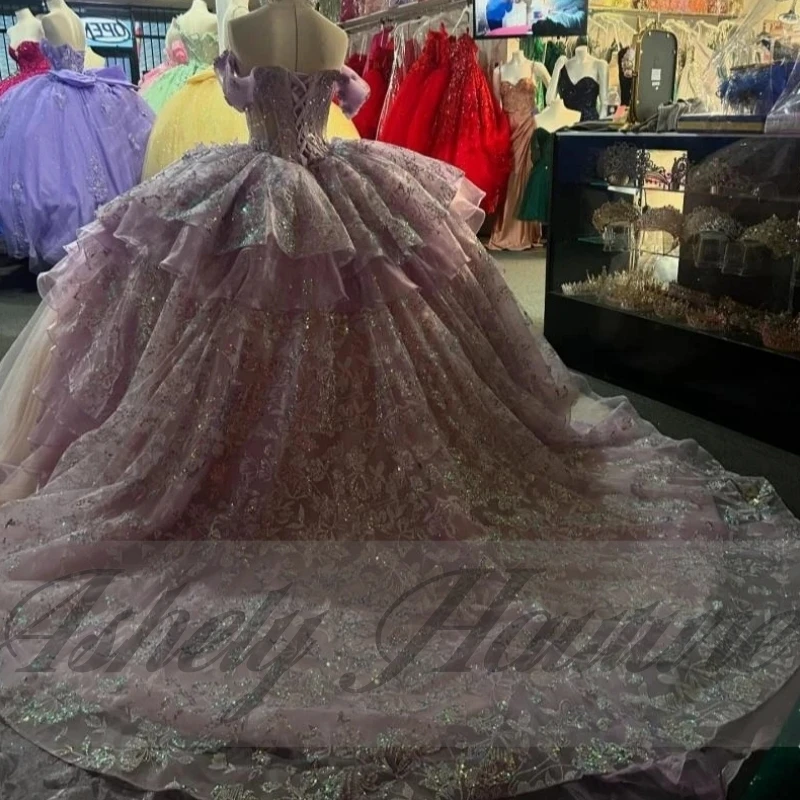 

Великолепное роскошное сиреневое платье Quinceanera 15, бальное платье с открытыми плечами и цветочной аппликацией со шлейфом, платье для выпускного вечера, дня рождения, театрализованное представление
