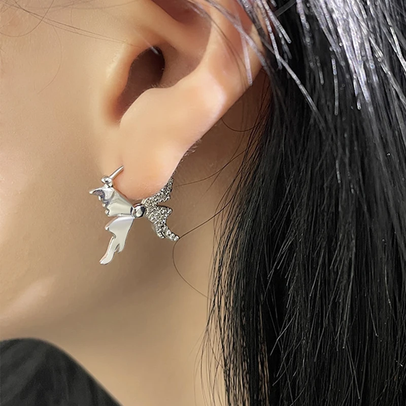 Kadınlar için 1 adet kişilik tasarım kelebek kulak toka asimetrik köpüklü zirkon Retro Piercing küpe takı hediyeler KDE217