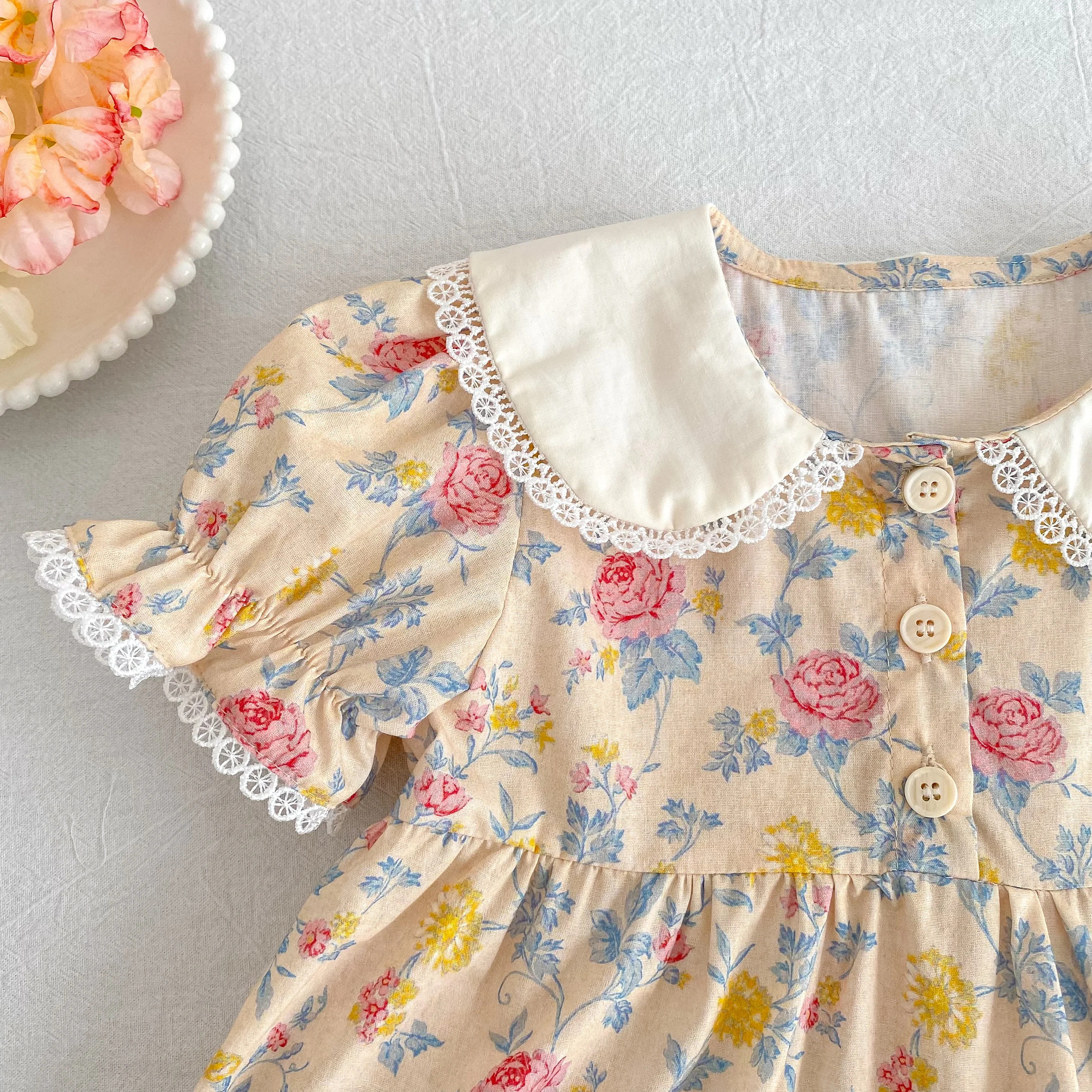 2026 Neues Mädchenkleid für den Sommer 2-6 Jahre Kurzarm-Kleid mit Blumenmuster Gerüschter Kragen Süßes Baumwollkleid – Detail 9