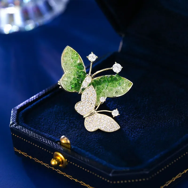 ライト高級クリスタルバタフライブローチ、エレガントなブローチ、シンプルなスーツの漏れ防止ピンアクセサリー9526