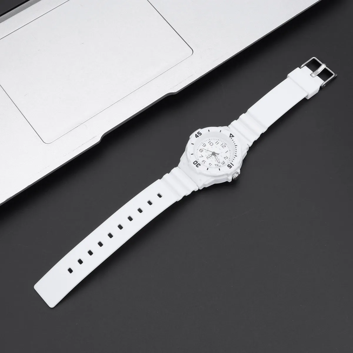 Quartz Watch White Dial Arabic Numbers Precise Timekeeping for Stylish Sporty