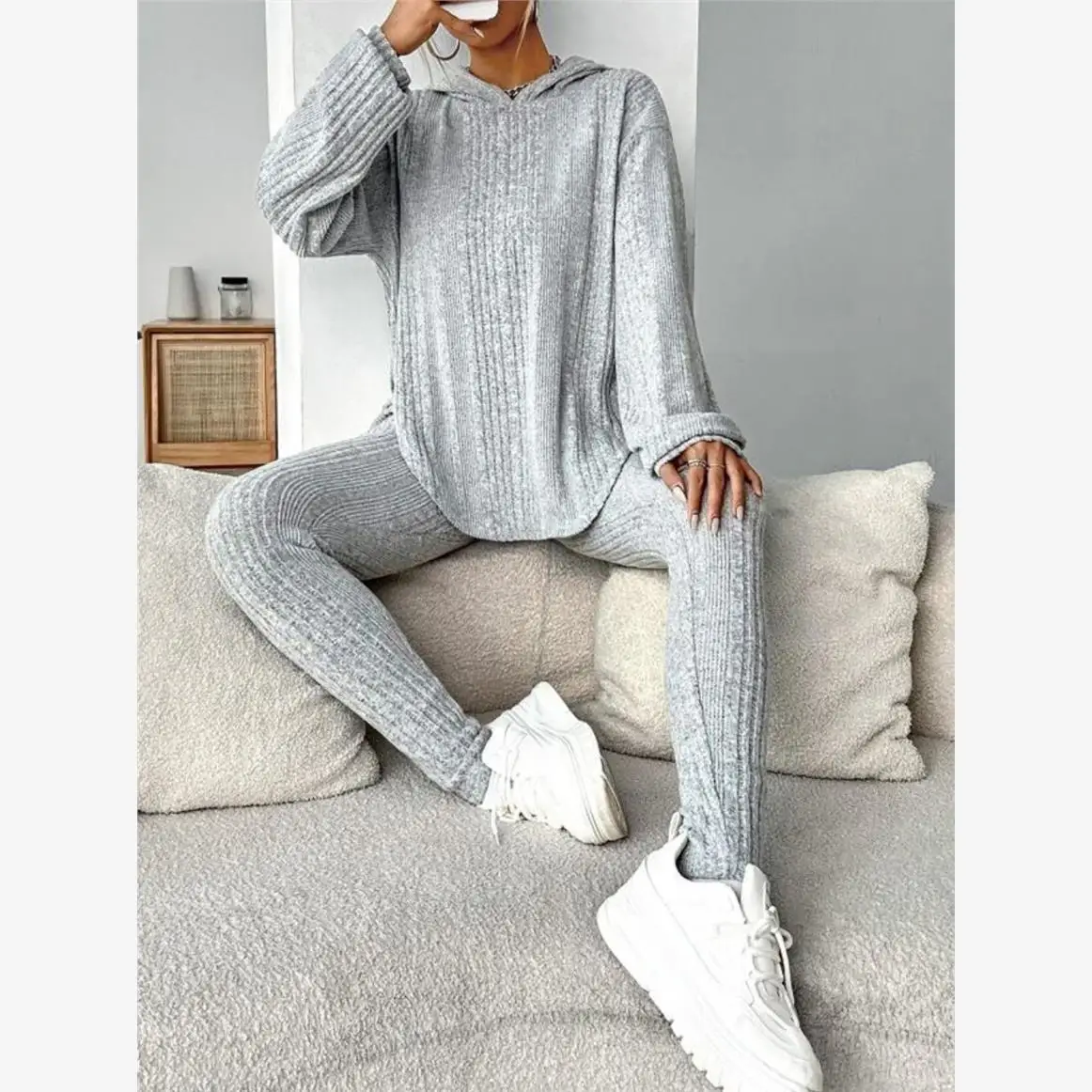 ゆったりとしたフード付きストライプトップとパンツのセット レディース ファッションアンサンブル 手作り縫製 プリンススヴェ 七分丈 暖かさを保つ...