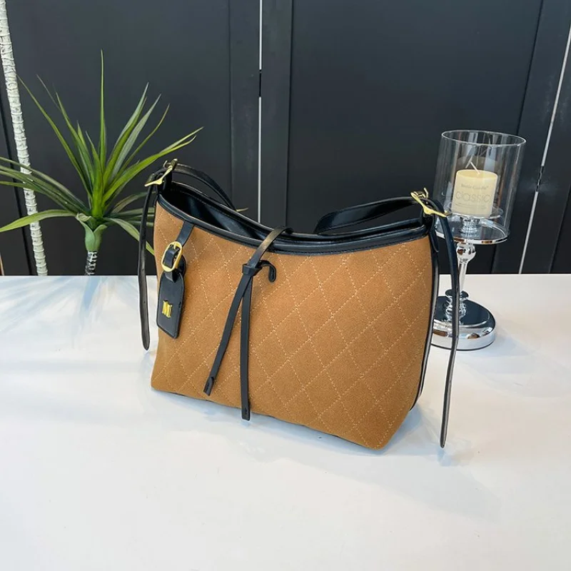 

Fashionable Ladies Hand Bags Made Of Fine Leather Featuring Trendy Paris Vintage Lightweight Soft Daily Look​