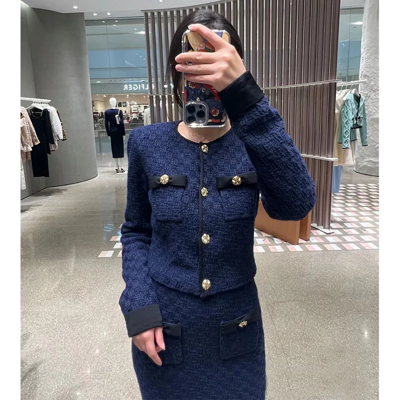 Abito da donna in due pezzi alla moda blu scuro qui cardigan a maniche lunghe o gonna di media lunghezza slim fit