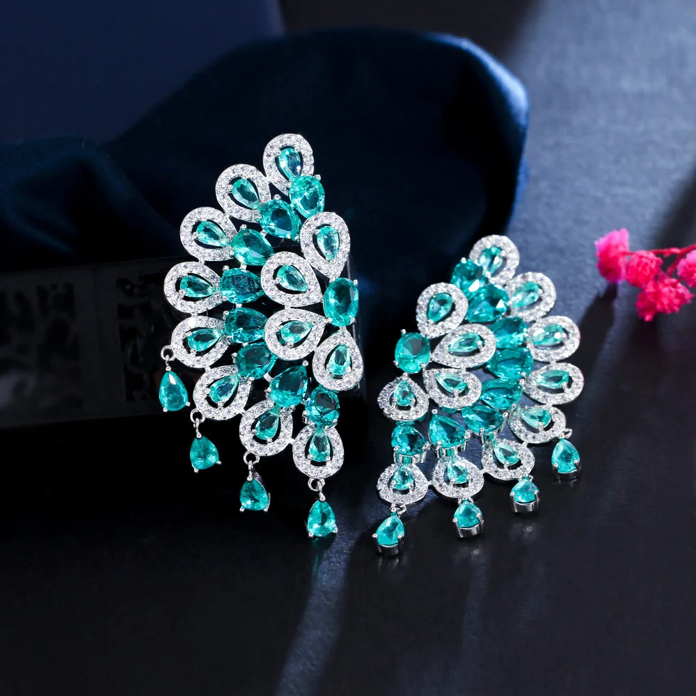 CWWZircons Luxuriöser, klobiger Pfauenfeder-Ohrring mit grünen Zirkonia-Steinen und großen Fransen für Damen, geeignet für Hochzeiten und Partys, Schmuck im Großhandel E0750 – Detail 8