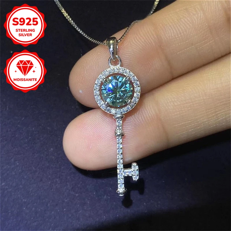 

1pc 1 Carat A Sparkling 925 Sterling Silver Round Blue-green Moissanite Key Pendant Necklace, A Luxurious Necklace.