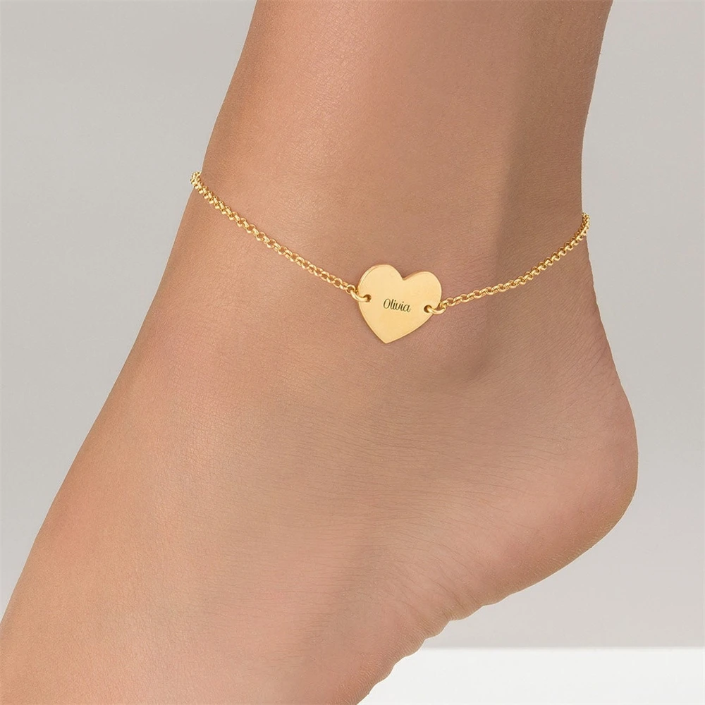 

Летние ювелирные изделия, персонализированный браслет с гравировкой имени для женщин, цепочка для ног, подвески в форме сердца из нержавеющей стали, браслет на щиколотке для девочек