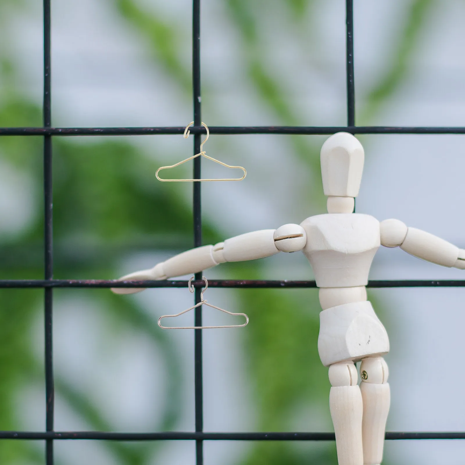 

50 шт. миниатюрных вешалок для одежды, компактный размер для организации гардероба, аксессуары для кукольного домика, украшение для шкафа, мини-гардероб