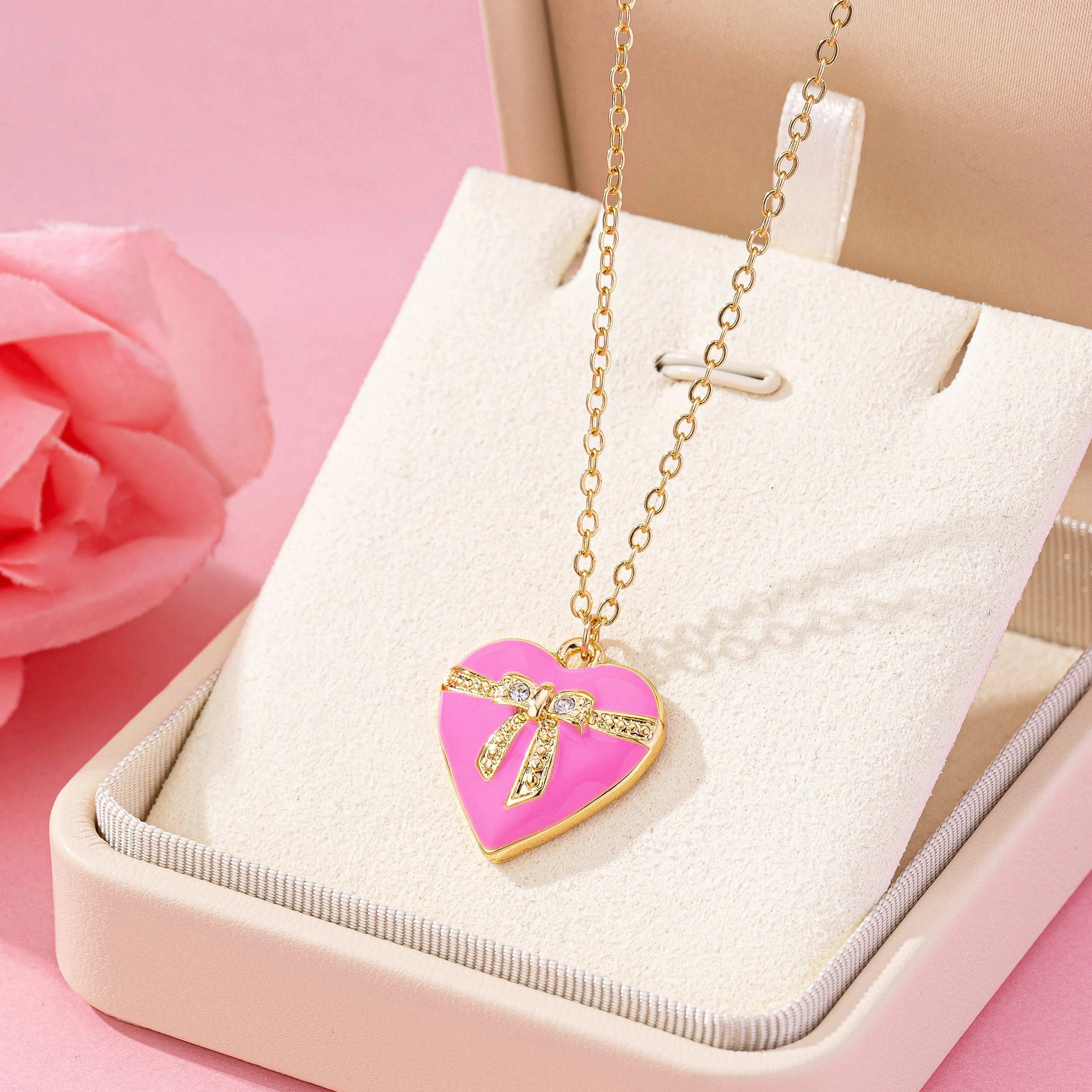 

Simple sweet and cute European and American style metal alloy pink enamel glaze peach heart bow love necklace travel jewelry