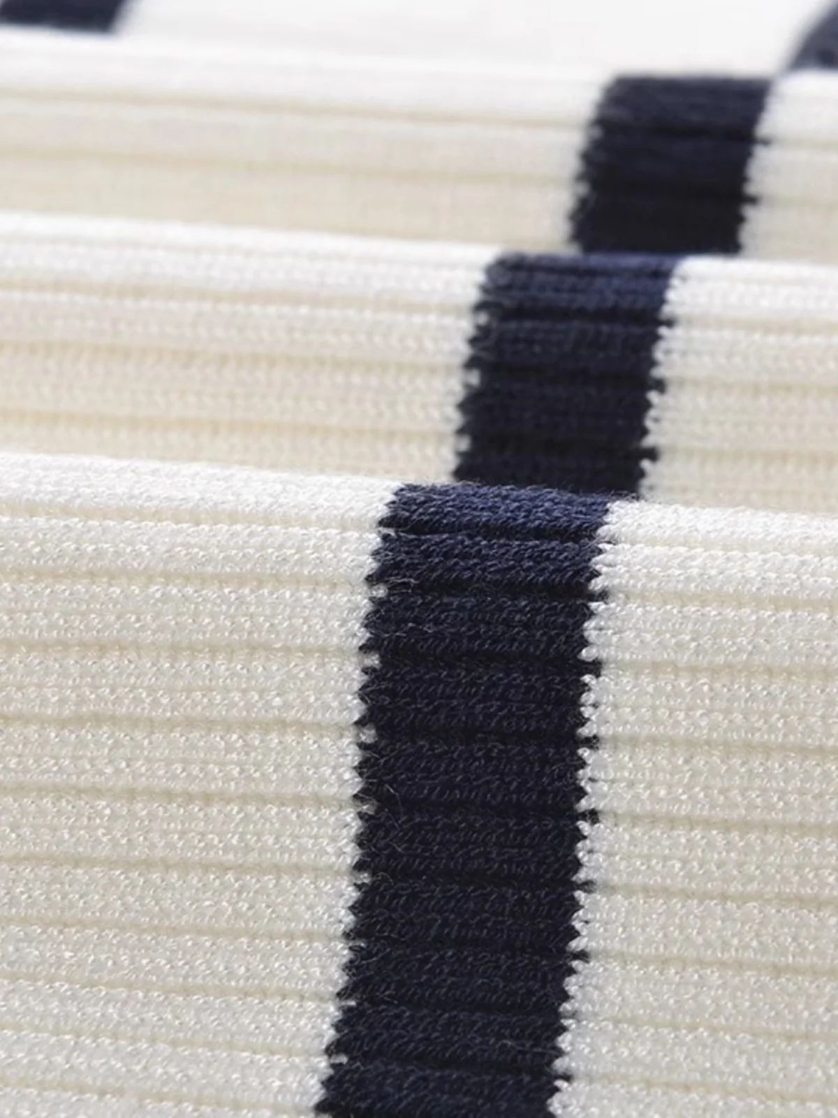 เสื้อคลุมคาร์ดิแกนผู้หญิง สไตล์ลำลอง ผ้าเดนิมผสมผสานลายปะติด แต่งขอบรุ่ย ลายทางถัก  คอลเลคชั่นฤดูใบไม้ผลิ 2025  ทรงหลวม  คอกลมต่ำ