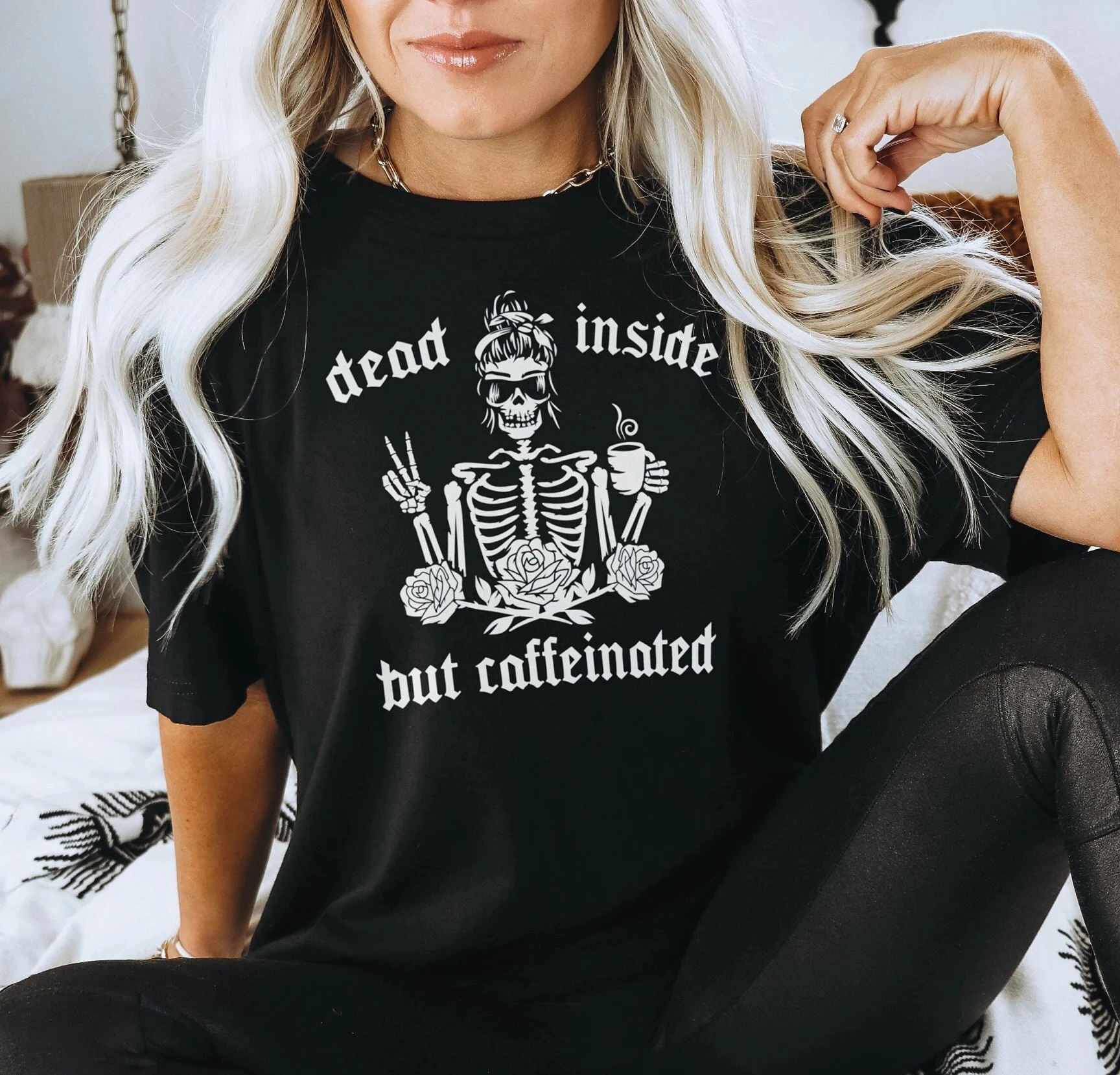 

Забавная женская футболка Dead Inside But Caffeinated со слоганом, винтажная мультяшная женская футболка с принтом скелета питьевой кофе на Хэллоуин