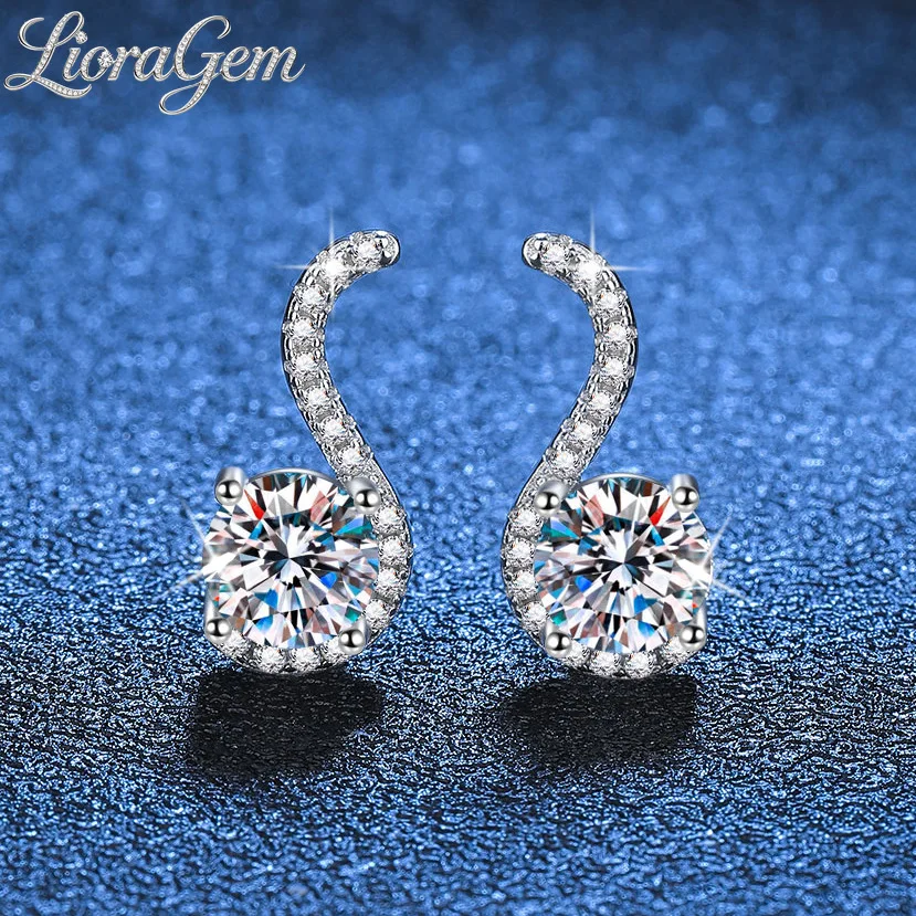 

LioraGem Charming S-shaped Moissanite Stud Earrings, Luxuriously Simple 1-Carat Moissanite Studs for Women Platinum PT950 Stamp