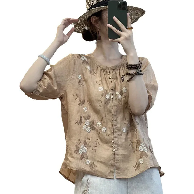 Csa Fena Casual de Linho Fino com Bordado Artístico, Gola Redonda, Botão Único, Manga Cinco e Caimento Solto – Nova Co...