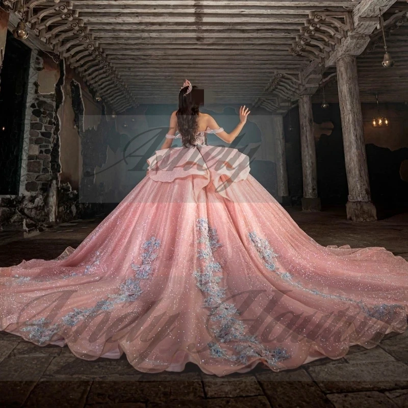 Affascinanti abiti Quinceanera messicani scintillanti Corsetto con applicazioni in pizzo Puffy Sweep Train Abito da ballo per feste di compleanno Dolce 15 16
