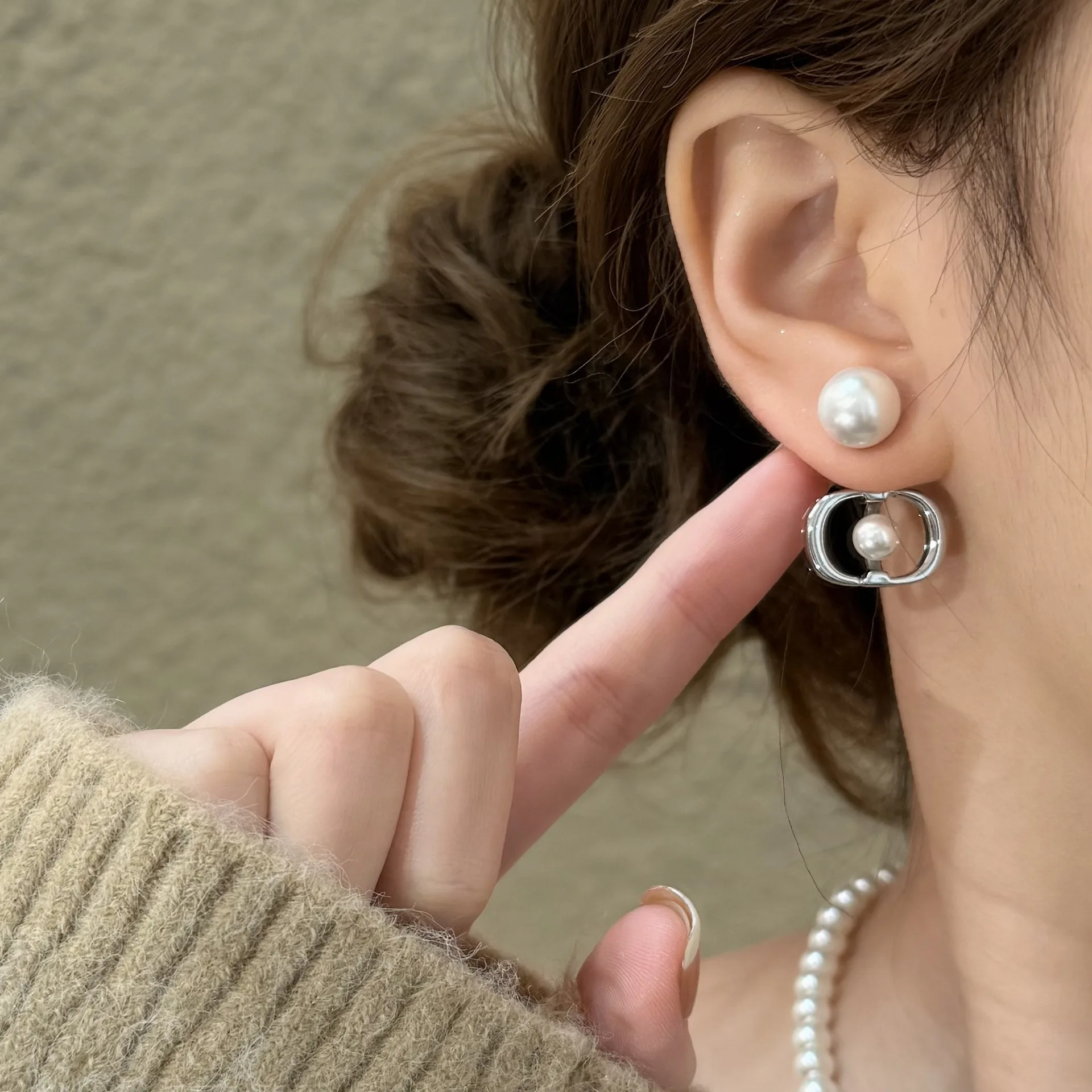 Autumn and winter pearl letter earrings 2025 new hot item, light luxury, personalized, high-end, versatile, niche earrings