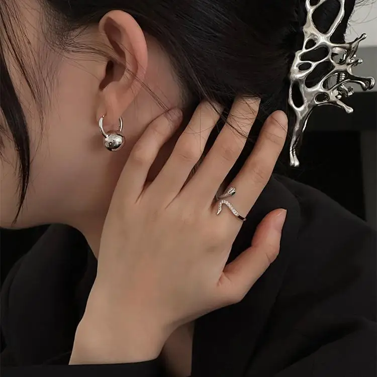 Style minimaliste, style froid et indifférent, nouveau modèle, personnalité, design original, boucles d'oreilles en forme de boule, alliage, boucles d'oreilles