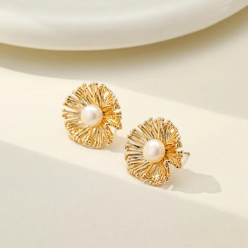 Freshwater Pearls Metal Daisy Hollow Flowers, Elegant Versatile Stud Earrings, Fashiona Luxurious High-end Earrings for Women