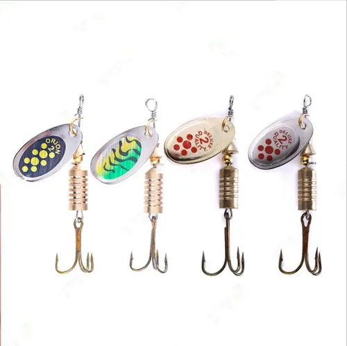 Imagen 1 del producto 1 Uds. Cebo giratorio chapado en Metal 6,7 cm/7g cuchara dura señuelos de lubina señuelo de pesca de Metal con anzuelos triples de plumas para pesca de Lucio