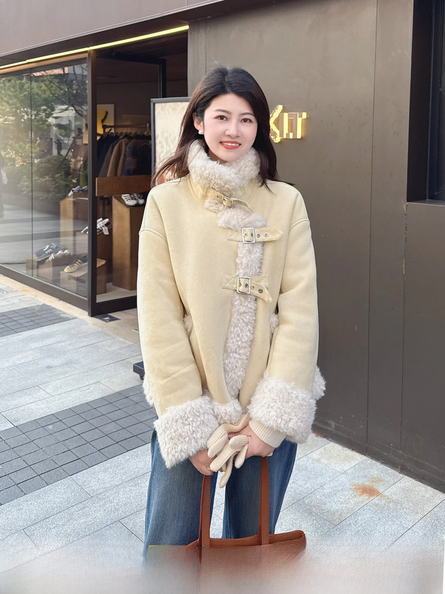 

Утепленная замшевая куртка с отделкой из овечьего меха для женщин: повседневное короткое пальто с теплым пушистым воротником и бархатной внешней отделкой.