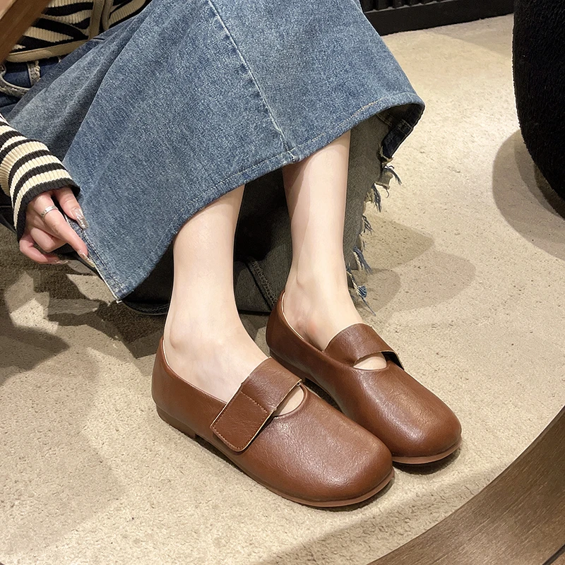 รองเท้าฤดูร้อนของผู้หญิงรองเท้าหนังนิ่มส้นเตี้ยสำหรับผู้หญิงรองเท้าส้นแบนแบบกอธิคสีขาว2024มนน่ารัก mary jane kawaii ที่มีสไตล์