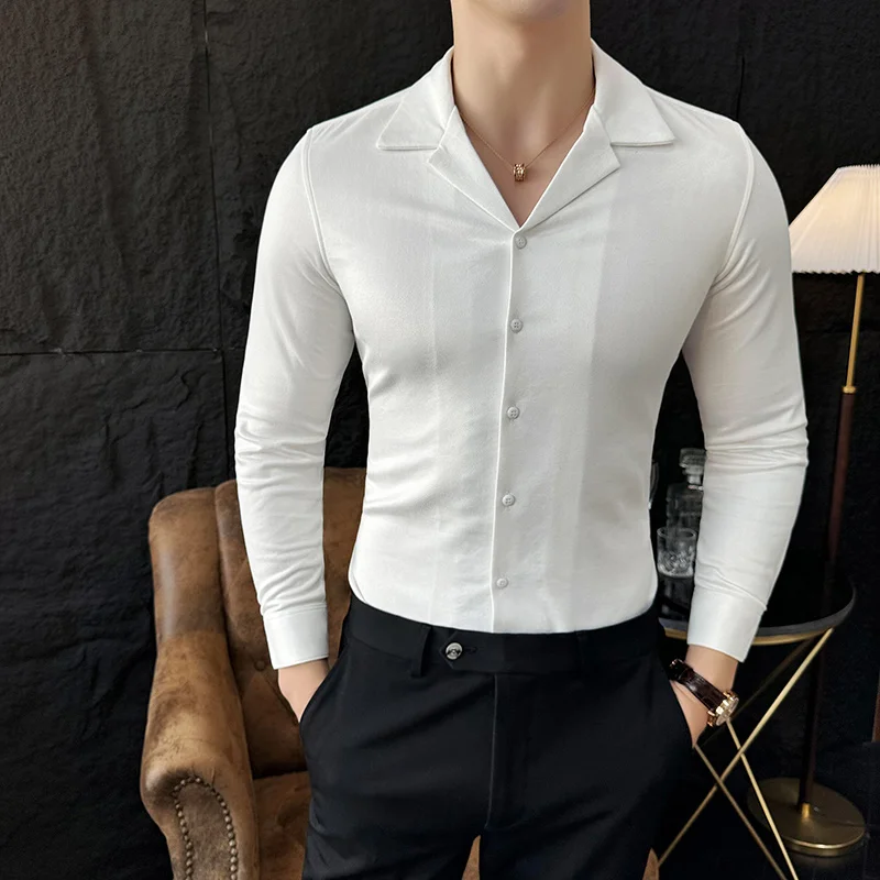 Chemise de Luxe Légère à Col en V pour Homme, Coupe Cintrée, Couleur Unie, Tenue Décontractée, pour ixSociale, Smoking, Printemps 2024