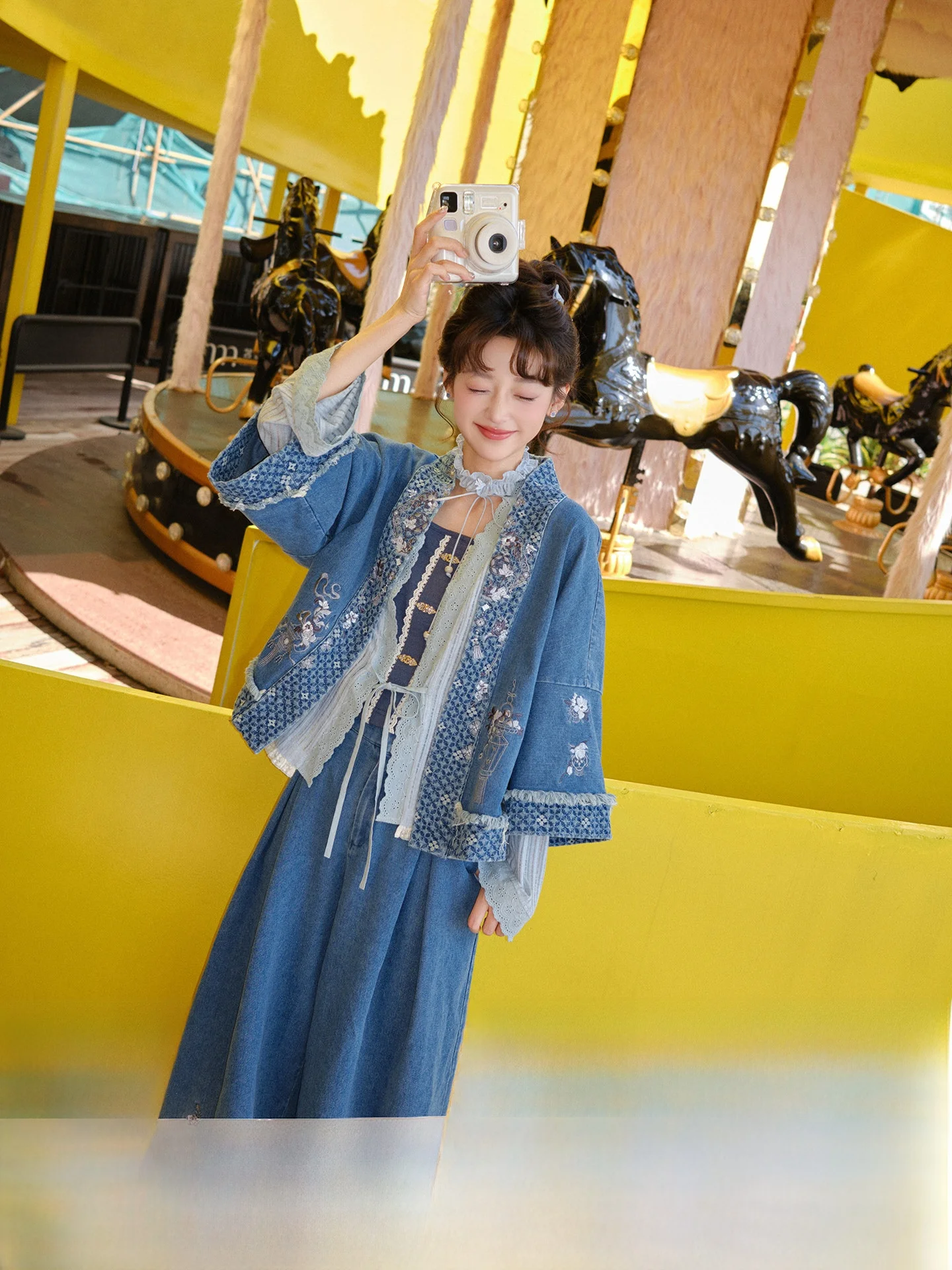 

Новинка! Женский джинсовый комплект Thirteen Overdue: куртка с вышивкой и брюки, весна 2026. Премиум-комплект в стиле Ханьфу.