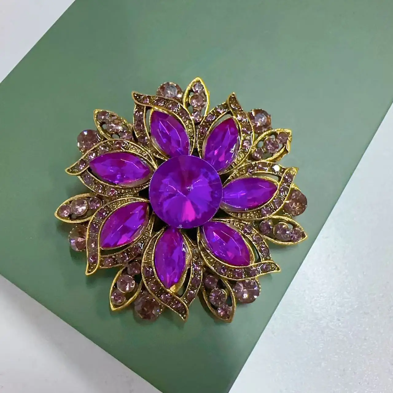 Alloy rhinestone glass brooch, high-end temperament, women's suit coat, chest flower jewelry brooch