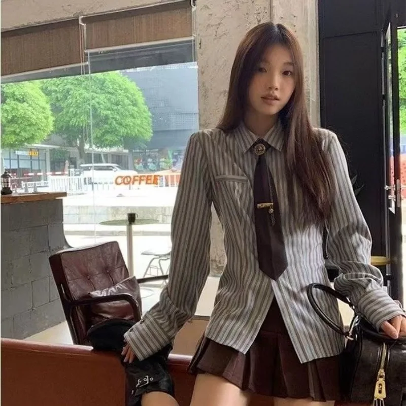 Рисунок 3 - Полосатая женская рубашка QWEEK