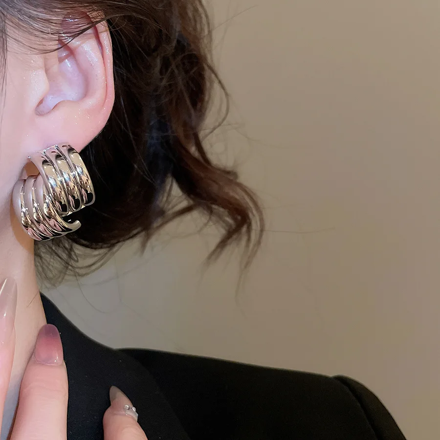 طقم من الحلقان ترصيع دائري بلمسة نهائية معدنية غير رسمية بسيطة أنيقة على طراز متخصص أقراط أذن أنيقة مستوحاة من الإكسسوارات