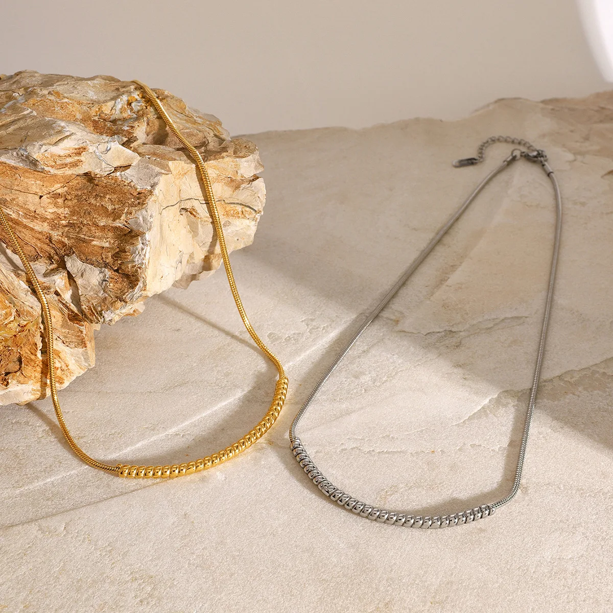 

Цепочка из змеиной кости из нержавеющей стали, ожерелье из титановой стали Ins Sle, ювелирные изделия через плечо, модный Ele, новый аккор