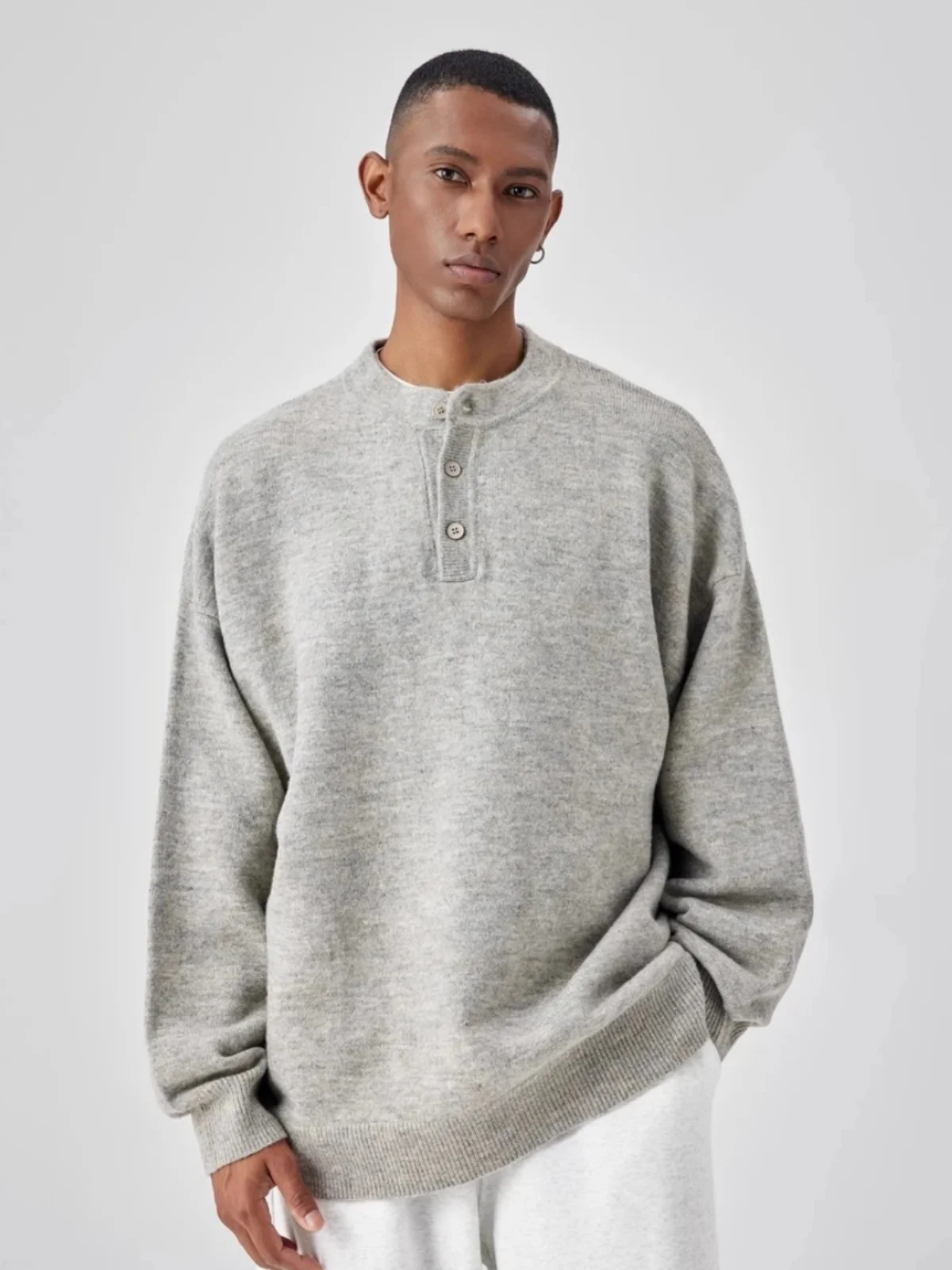 

Мужской вязаный джемпер с воротником «Генри» в стиле ретро: зимний, уютный, премиальный, базовый слой, модный, универсальный, трендовый топ