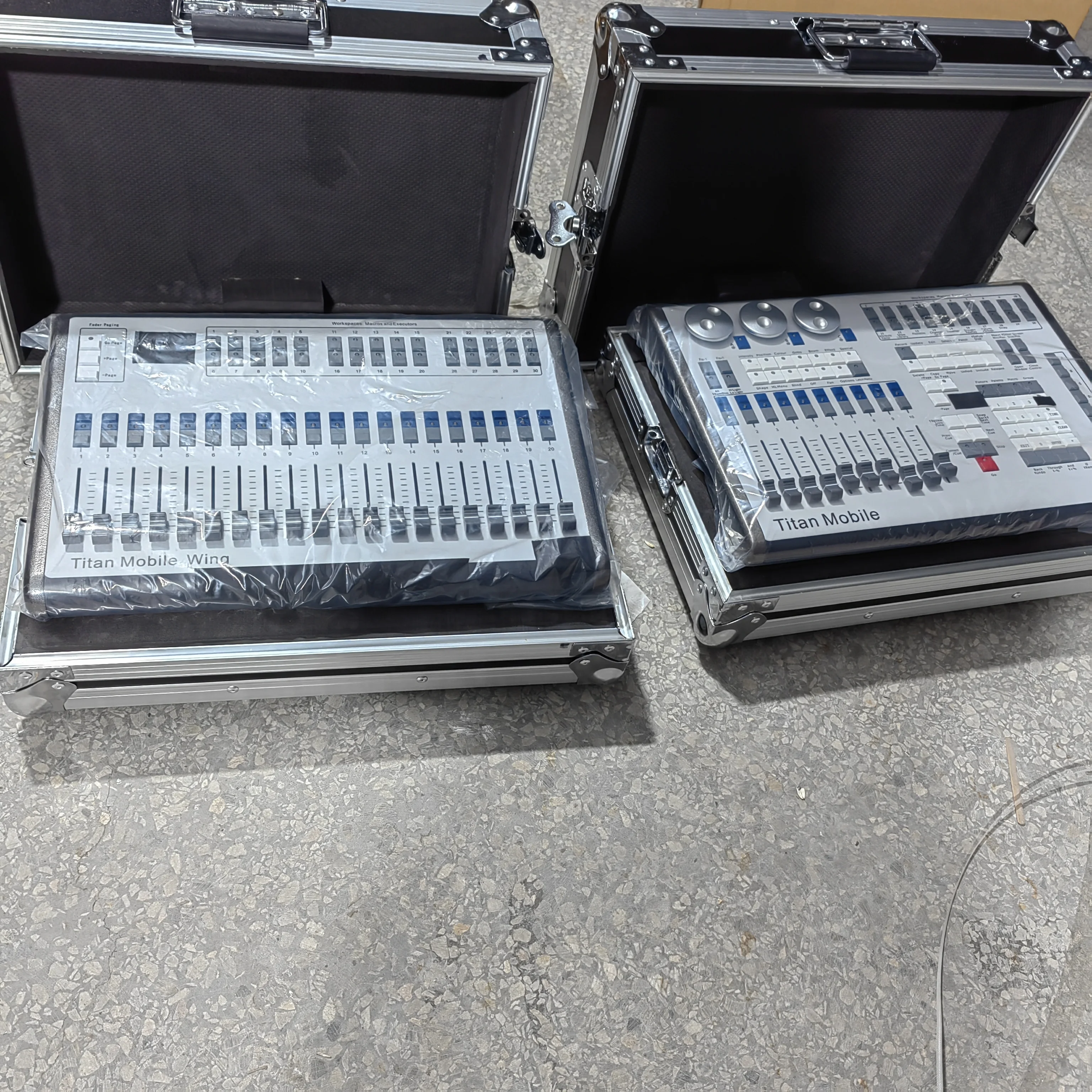 

TITAN Operating System Titan Mobile Stage Lighting Console DMX512 Controller For Stage Light Party DJ Moving Head Light
