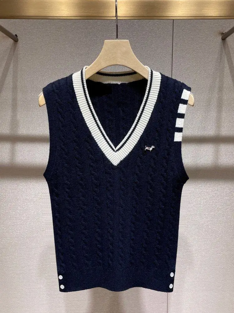 

Корейский женский комплект из двух предметов в студенческом стиле: жилет и юбка. Модный, весенний, новинка, высокое качество.