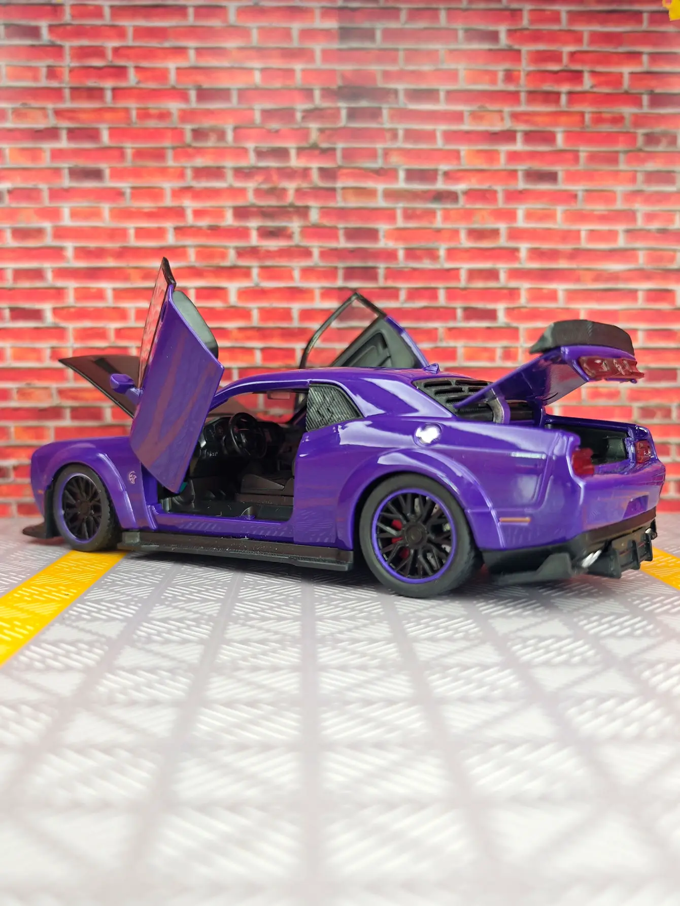 1:32 simulación Dodge Hellcat SRT puertas de modelo de coche de aleación modificada y maletero del capó del motor se puede abrir tiene sonido y iluminación