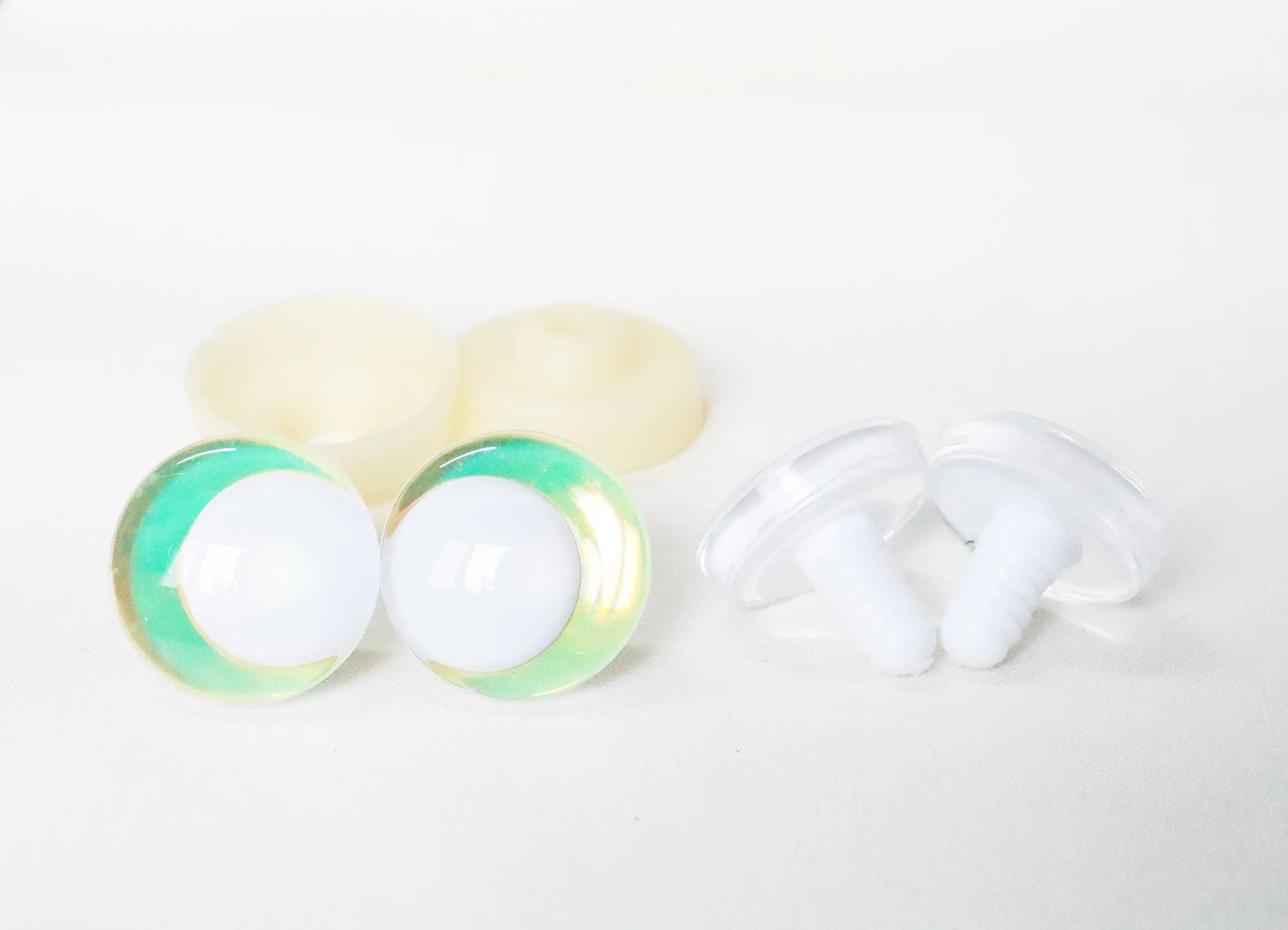 20 Stück Masckaszem 14 mm bis 35 mm weiße Pupillen, 3D-komische, runde Glitzer-Spielzeugaugen mit harter Unterlegscheibe für Plüschpuppen – HC10 – Detail 3