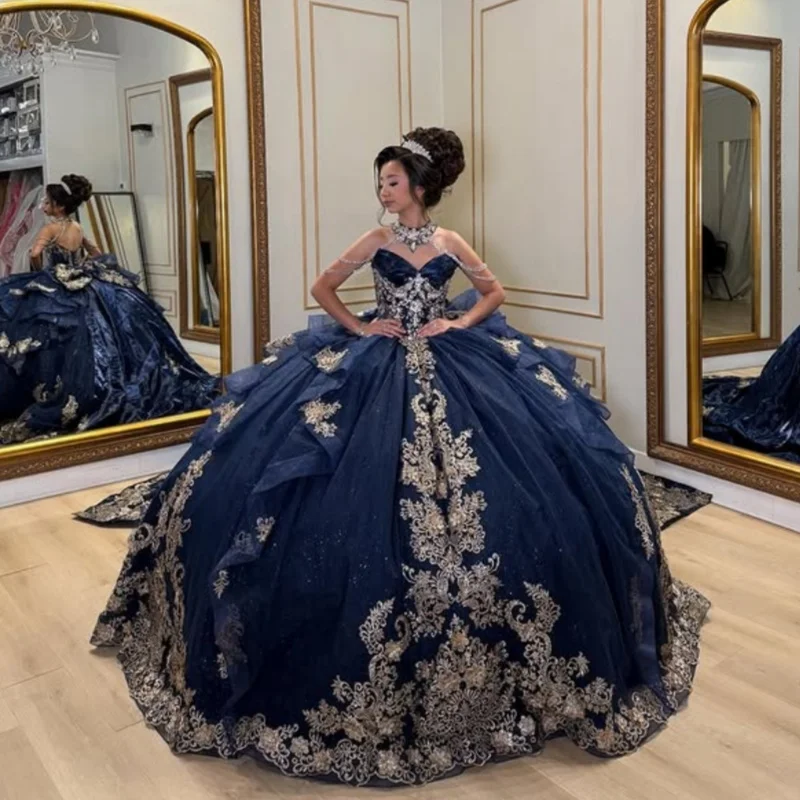 Robe Quinceanera bleu foncé brillant, épaules dénudées, dentelle superposition, paillettes, décalcomanie, longue queue, nœud, robes de 15 Quinceanera ﻿ Personnaliser