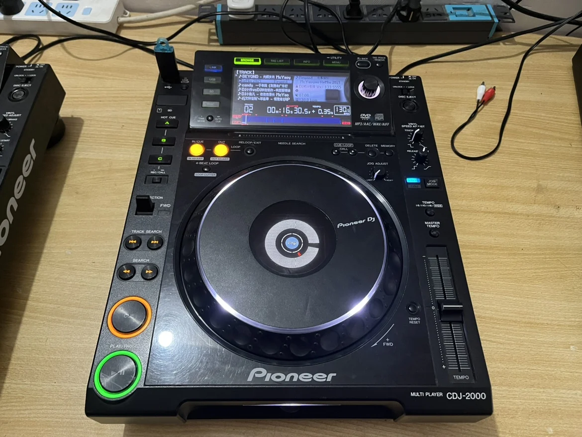 

Pioneer CDJ2000 disc player, single unit, 12 years of normal use, new screen, CD U disk
