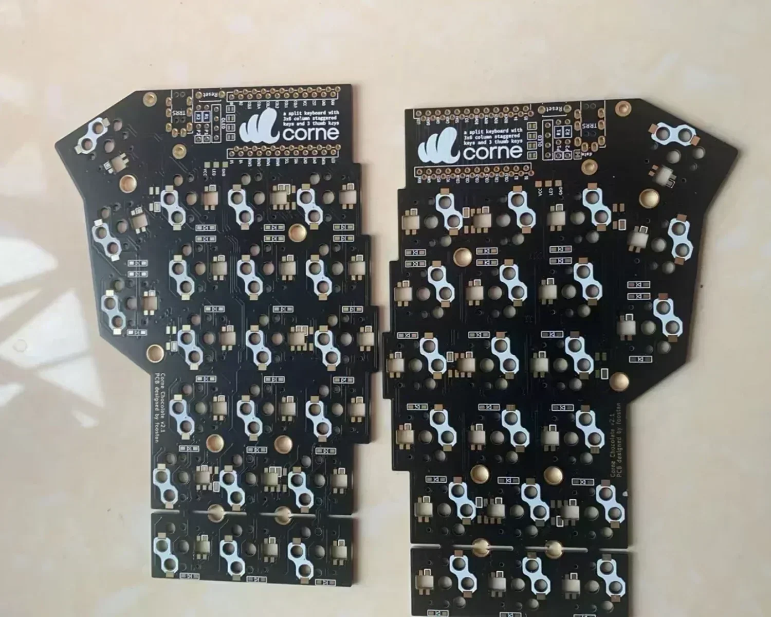 Custom Cornev2.1 Choc Low Profile แยกคีย์บอร์ด PCB ชุดวัสดุแพคเกจไร้สาย RGB DIY Horn แยกคีย์บอร์ดเกม