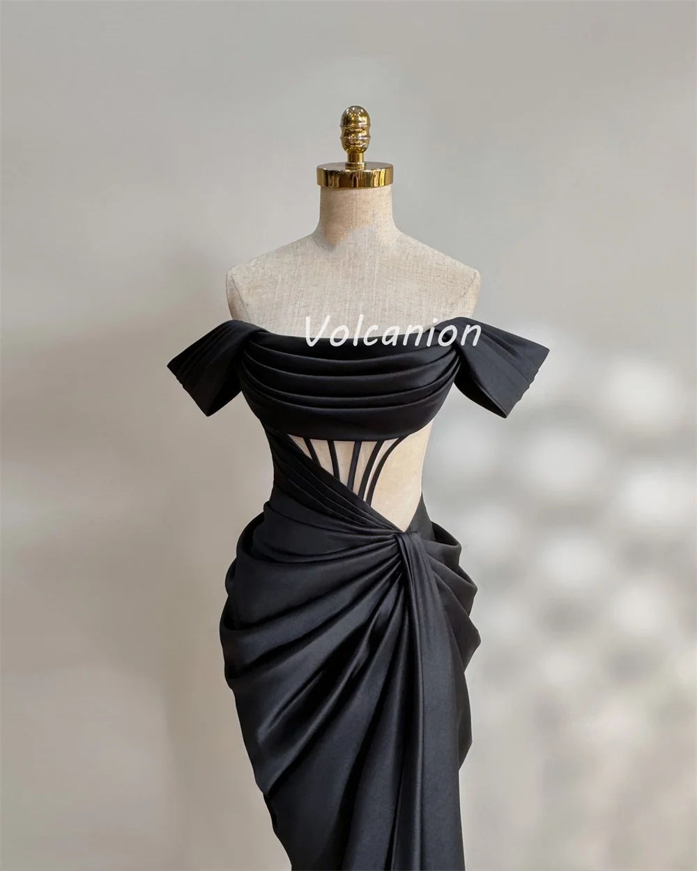 맞춤형 고품질 클래식 Charmeuse Pleat Column 오프 숄더 롱 드레스 맞춤형 행사 드레스 현대적인 스타일 섹시한