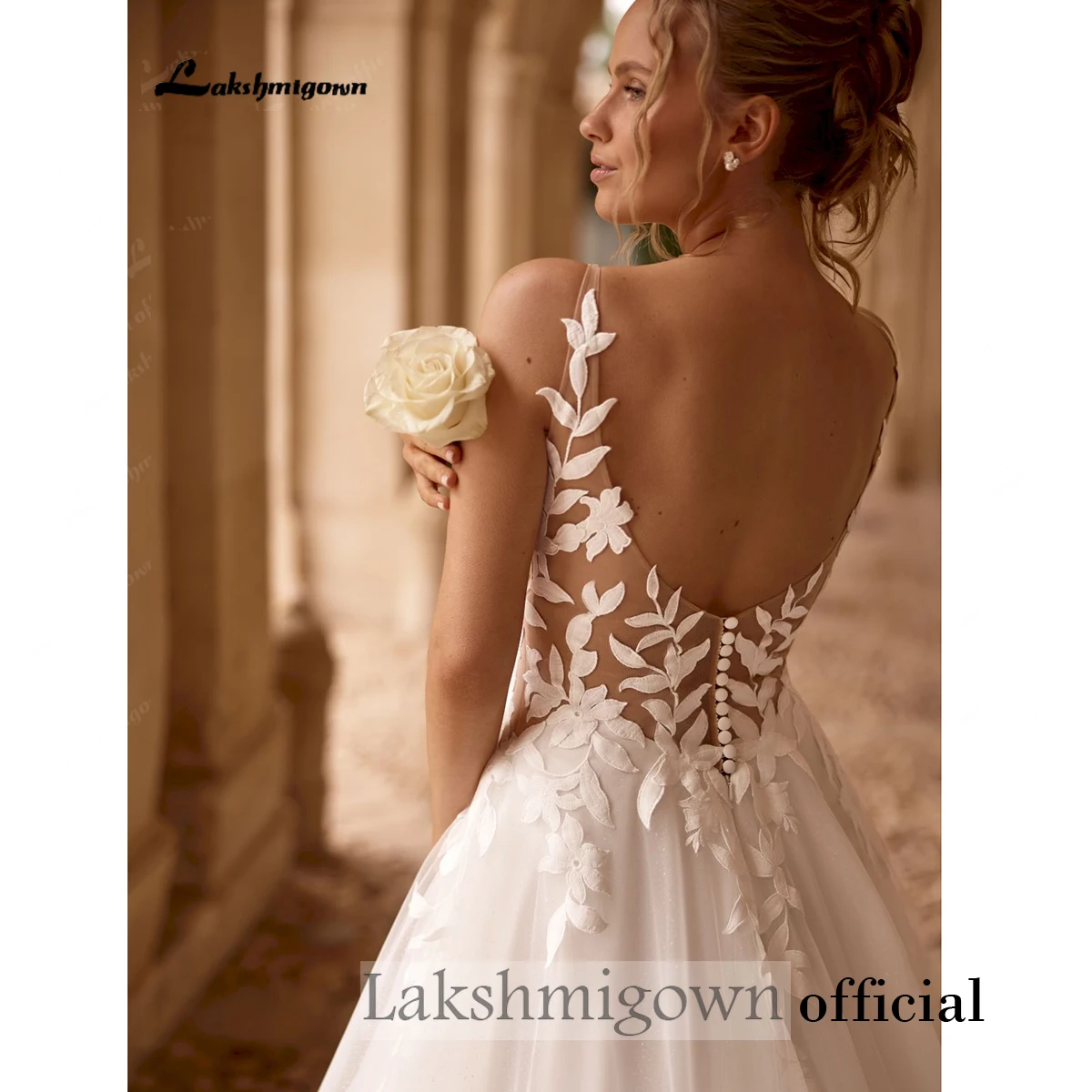 Romantisches Boho-Hochzeitskleid mit tiefem V-Ausschnitt, transparentem Oberteil, floralen Spitzenapplikationen und Tüllrock, langes Brautkleid mit Schleppe, nach Maß gefertigt. – Detail 8