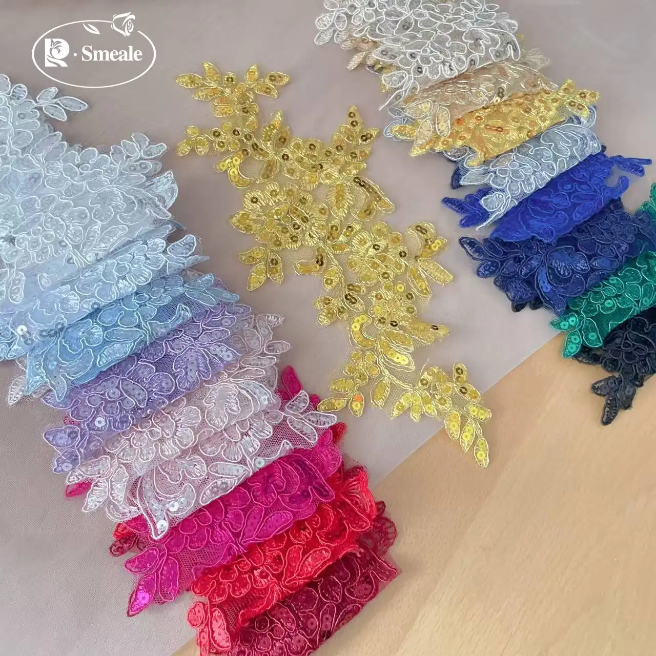20 Stück und 10 Stück. Spitzenborte mit glänzenden Pailletten und verspiegelten Blumen. Hochzeitskleid, Hochzeitsschuhe, Kopfschmuck, DIY-Nähzubehör. – Detail 3