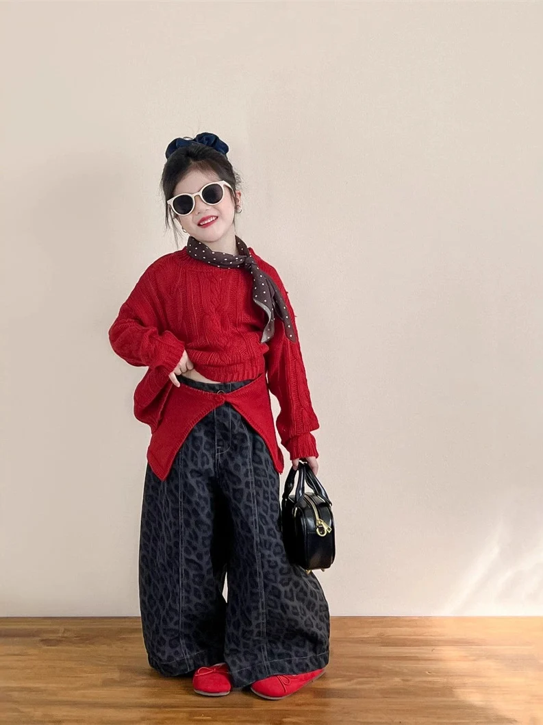 

Вязаный шарф и брюки для девочек, осень 2025 г., повседневный красный вязаный топ с леопардовым принтом, широкие брюки, комплект из двух предметов для детей