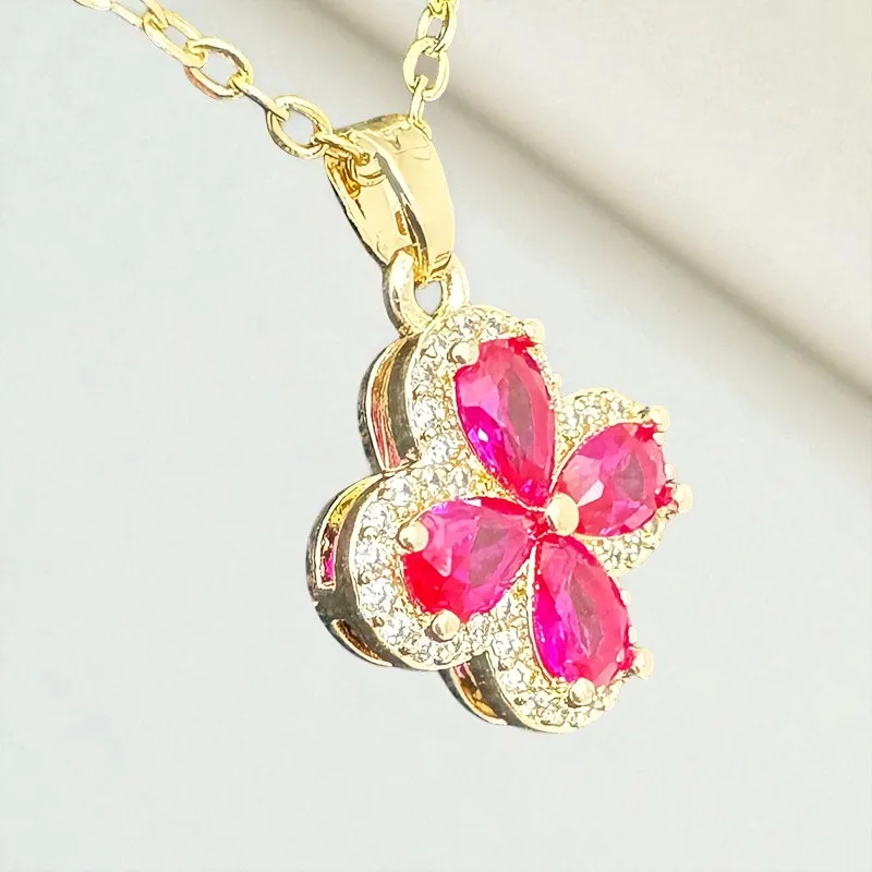 قلادة نحاسية مطلية عيار 14 قيراط مع ترصيع اكسيد الالمونيوم الأحمر تتميز الاحتفاظ بالألوان العالية والمجوهرات الفاخرة ذات الأربع أوراق البرسيم