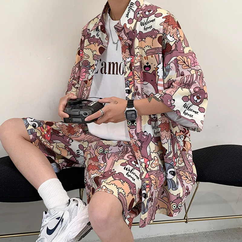 

Летний мужской спортивный костюм 2026: стильная рубашка на пуговицах и шорты, повседневная одежда с мультяшным принтом животных, модный уличный стиль