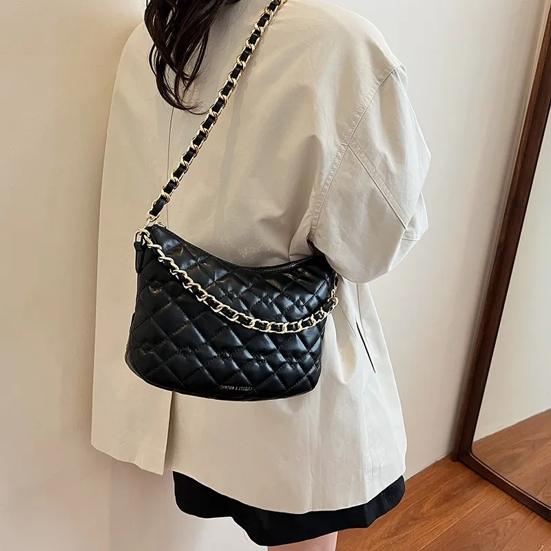 

New Pleated Cloud Bag Women's Embroidery Thread Rhombus Design Niche Chain Bucket Bag Large-capacity Commuting