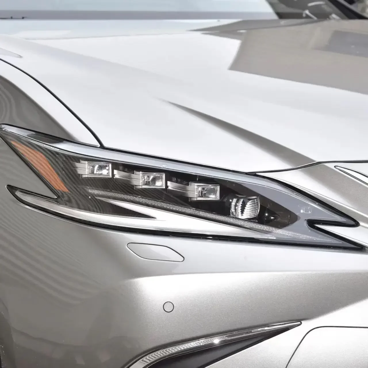 Suitable for 18-23 Lexus ES three-eye headlights