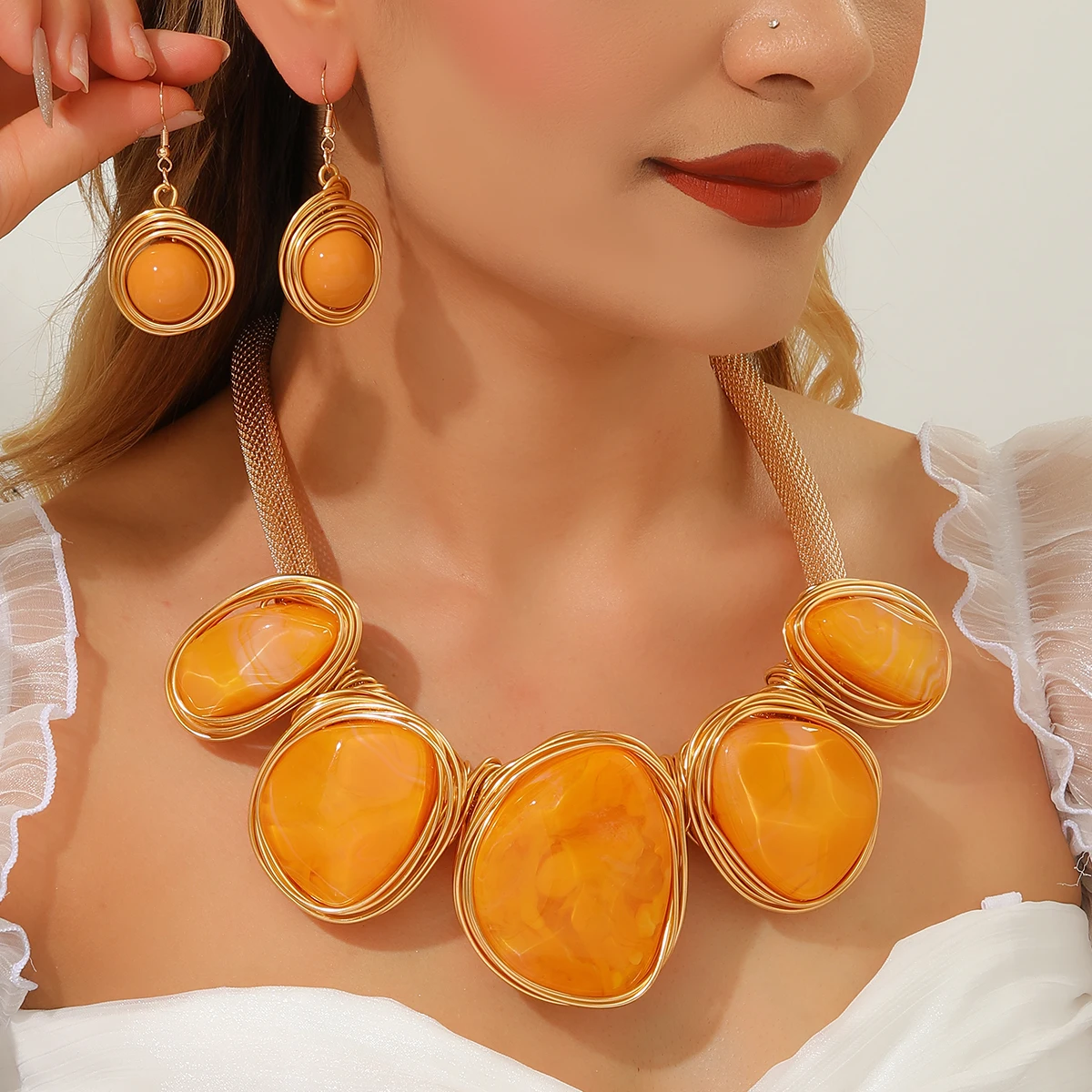 Trendiges, unregelmäßiges, geometrisches Harz-Edelstein-Schmuckset aus Aluminiumdraht, handgefertigt, Statement-Halskette, Ohrringe, Schmuckset für Damen, Party-Accessoires – Detail 9