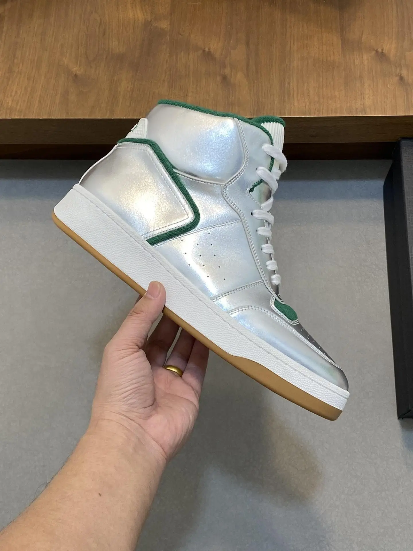 Unisex Fashion Metallic Leather High Top Board Shoes Contrast Green Decor Breathable Perforated Upper Wear-resistant Sole Sneakers